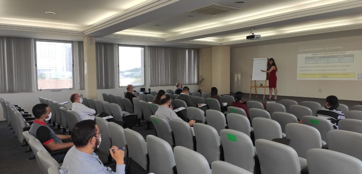 TREINAMENTO: COMO CUMPRIR A LEI DO MOTORISTA E REDUZIR O PASSIVO TRABALHISTA